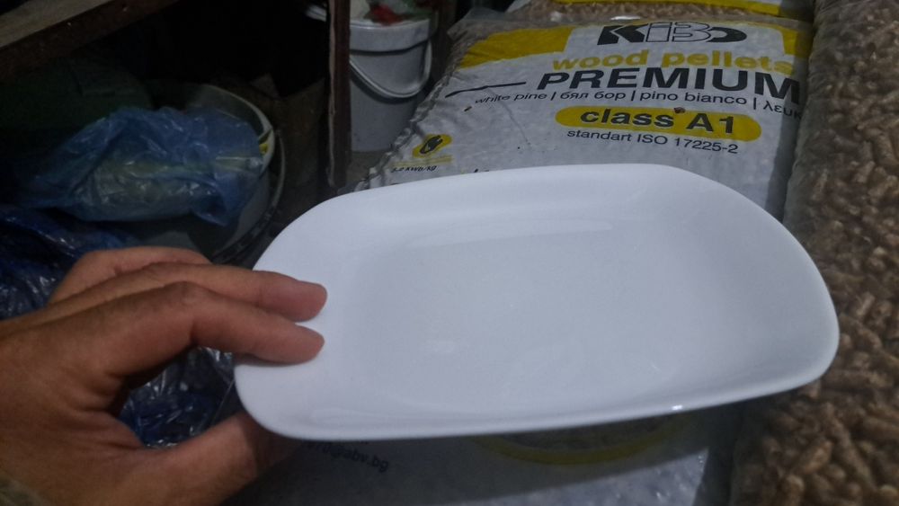 Керамични  керемиди и алпака съдинки от ресторант