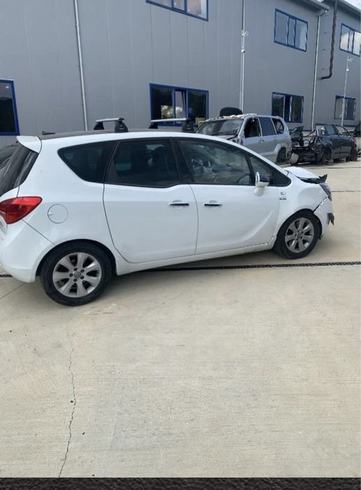 Опел Мерива B на части