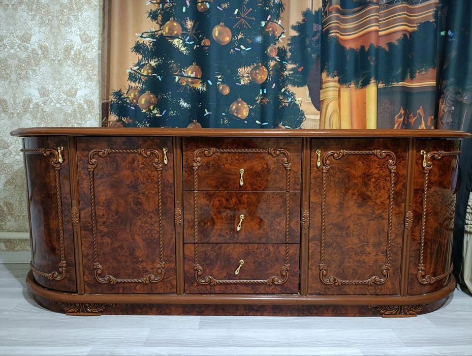 Продаётся большая тумба для зала под телевизор в отличном состоянии!