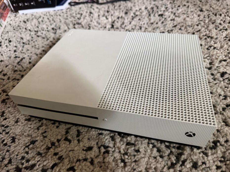 Xbox One S 1TB + Controller