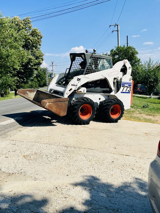 INCHIRIEZ Miniexcavator cu picon