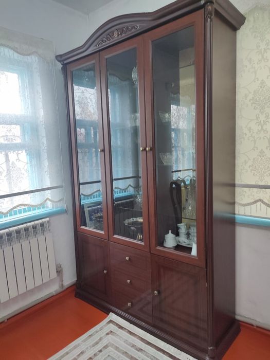 Шкаф-витрина для гостиной