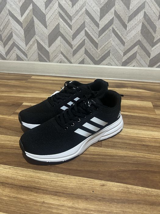 черные кроссовки adidas