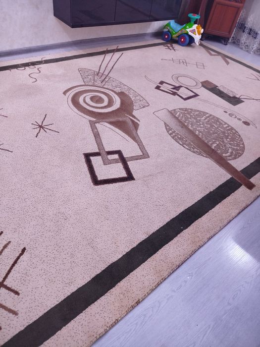 Продается ковер хорошего качества , размер 2,5*4