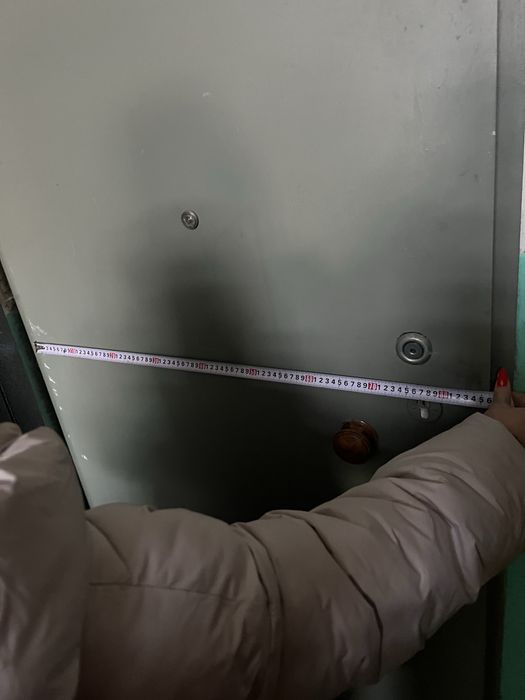 Продам входную железную дверь с коробкой