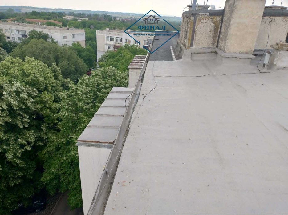 Продава се тристаен апартамент в кв. Тракия