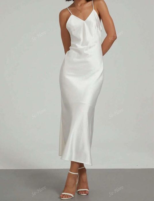 Бяла сатенена рокля