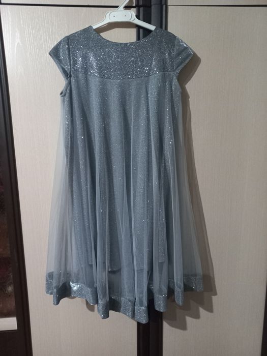 Продам нарядные платья на девочку