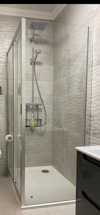 Cabină de duș cu cădiță joasă