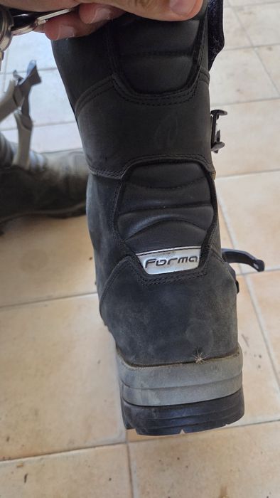 Forma ботуши запазени