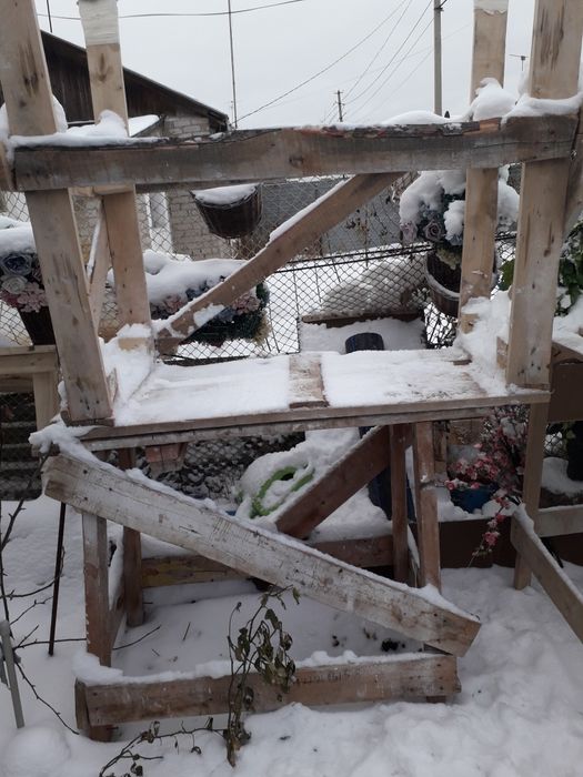 Строительные леса и стулья.