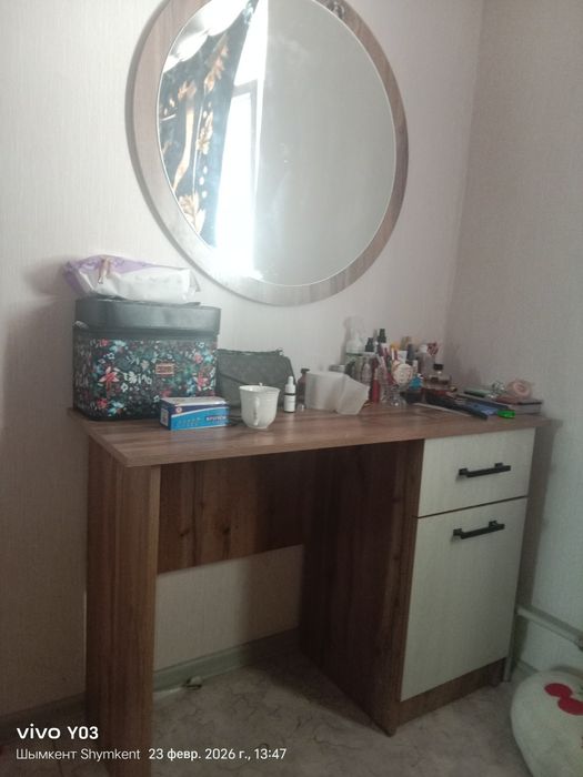 Туалетный столик с зеркалом