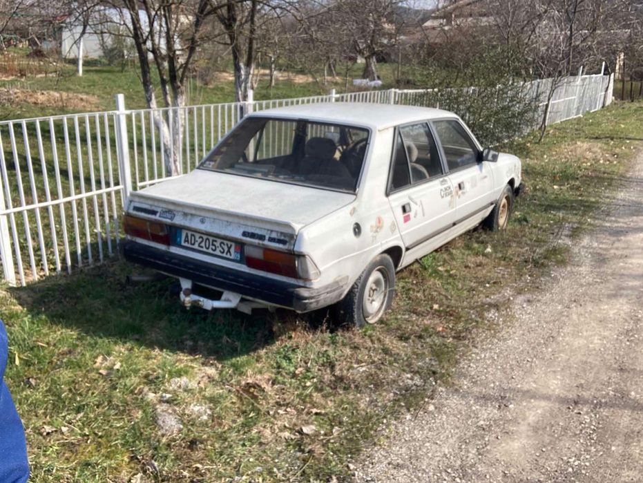 Лек автомобил PEUGEOT 305 GLD