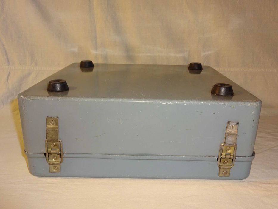 Ящик - кейс металлический (СССР) - продам.