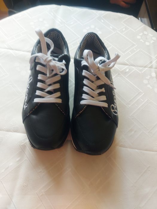 Дамски черни кожени обувки.