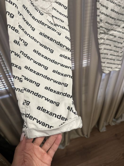 Бели дънки с надписи