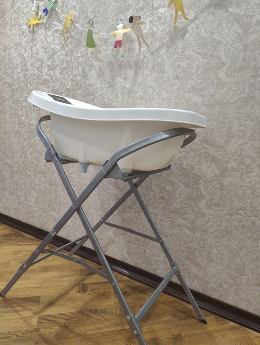 Детская ванночка на устойчивой подставке