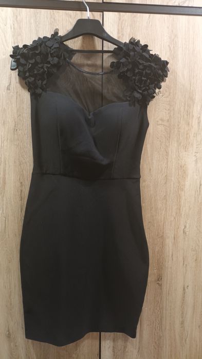 Черна рокля с интересни рамена