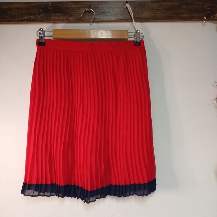 Fustă Plisată Atmosphere – Roșu Vibrant cu Detaliu Bleumarin mărimea S