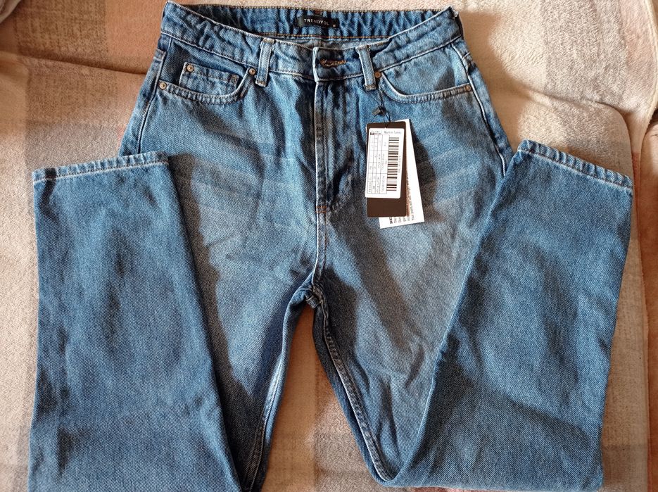 Новые женские джинсы.