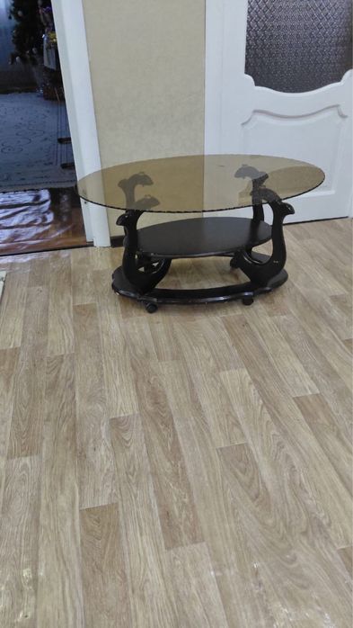 Продается стол в подарок стулья