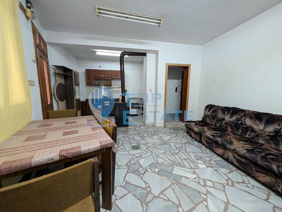 Едноетажна монолитна къща в центъра на град Златарица