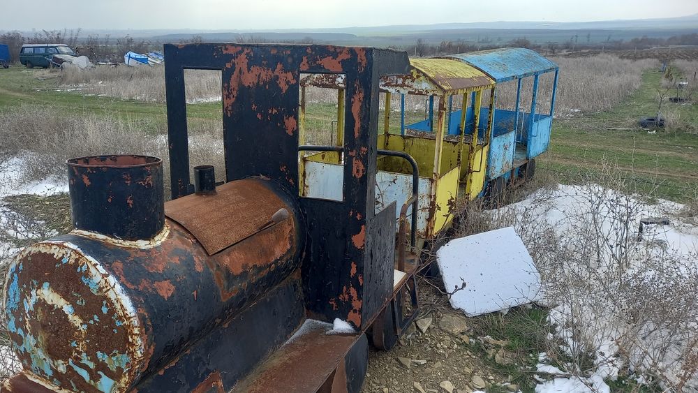 Голям метален влак-барбекю