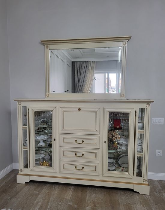 Продам белорусский сервант с витриной и зеркалом.
