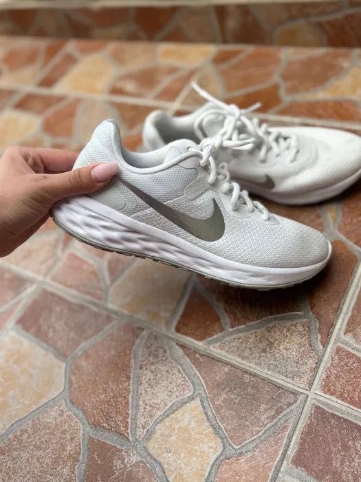 Nike бели маратони Нови