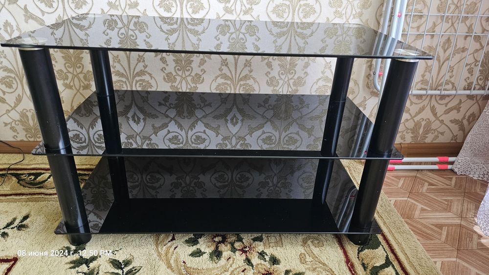 Продаётся мягкая мебель, стол, шкаф