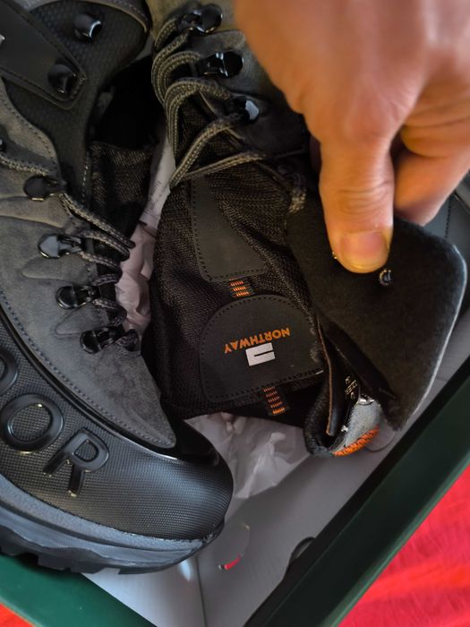 Чисто нови зимни обувки