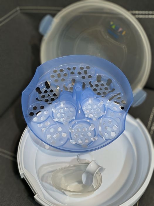 Парен стерилизатор за аксесоари за кърмене и хранене с шише.