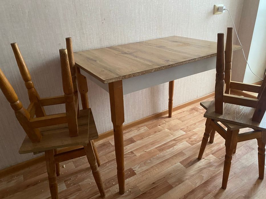 Продам стол с стульями.