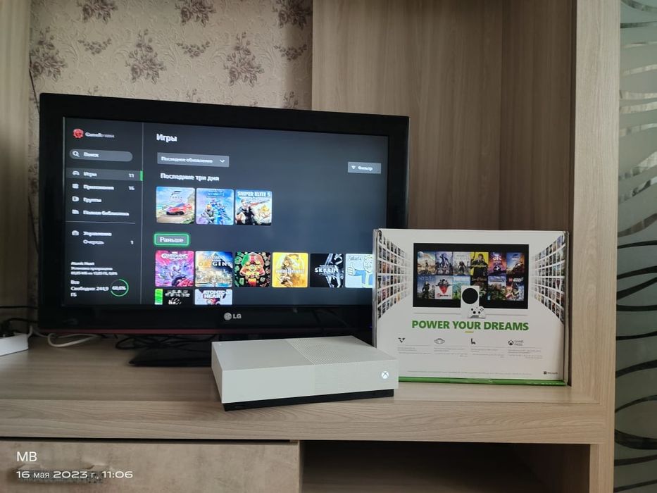 X-Box  one S 500 GB, приставка с джостиком (геймпадом) вместе.