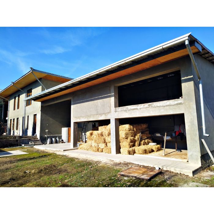 18 Сотих ҲОВЛИ Уй 2 қаватли
18 Сотих ҲОВЛИ Уй 2 қаватли
Замонавий ко