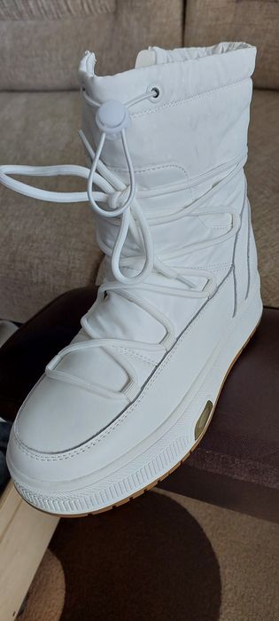 Продам белые  дутыщи