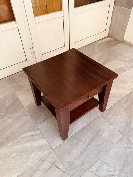 Дървена холна масичка с чекмедже