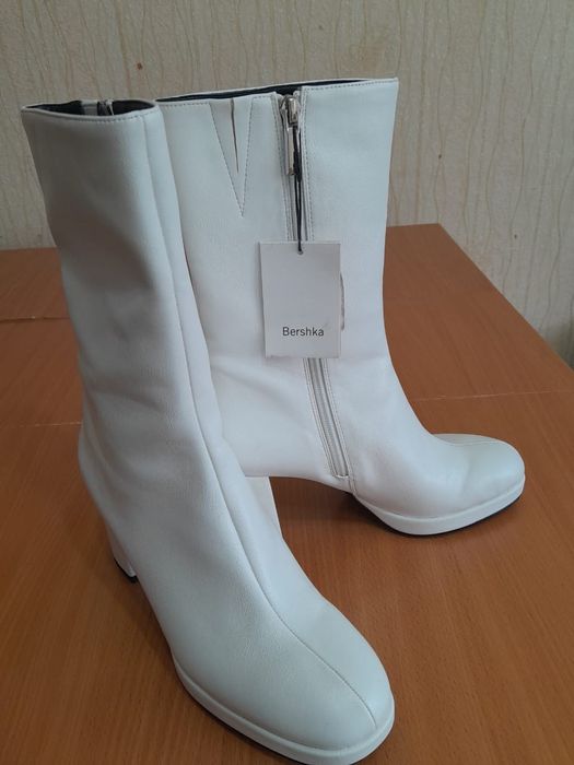 Ботинки белые кожанные Bershka