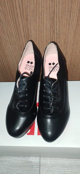 Обувки с ток     .