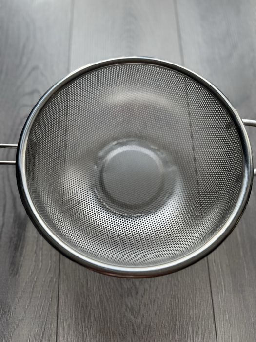 Новые миски, чашки, сито, дуршлаг