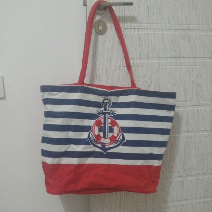 Червена плажна чанта