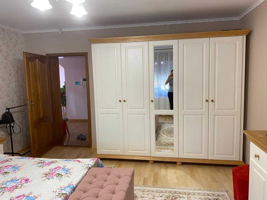 Dulap din lemn masiv cu oglinda Bucovina, 5 usi