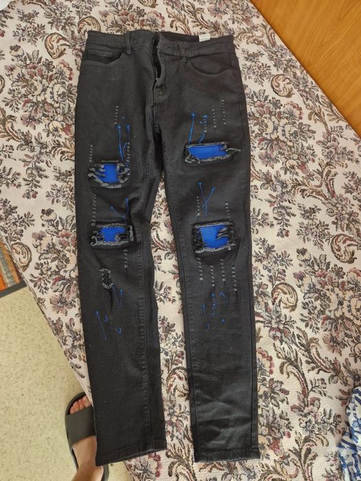 Vand blugi cu petece albastre