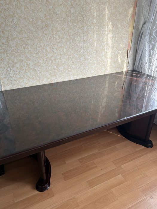 продам стол для гостиной,без стульев