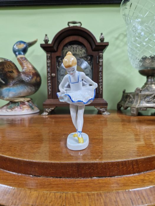 Превъзходна рядка антикварна унгарска порцеланова фигура Hollohaza