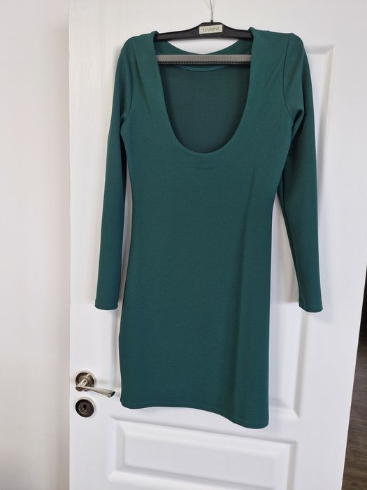 Рокля HM с леко изрязан гръб