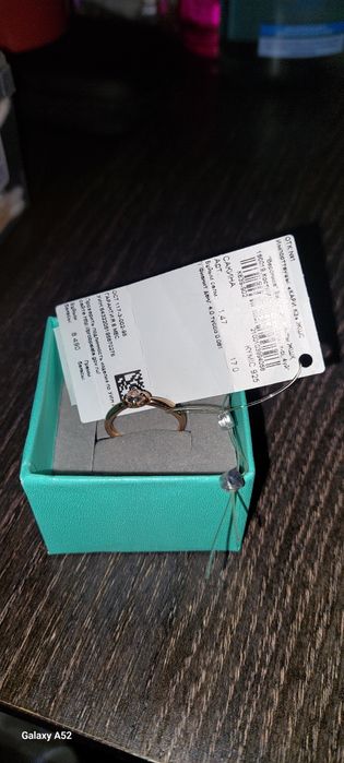 Кольцо с фианитом с биркой.