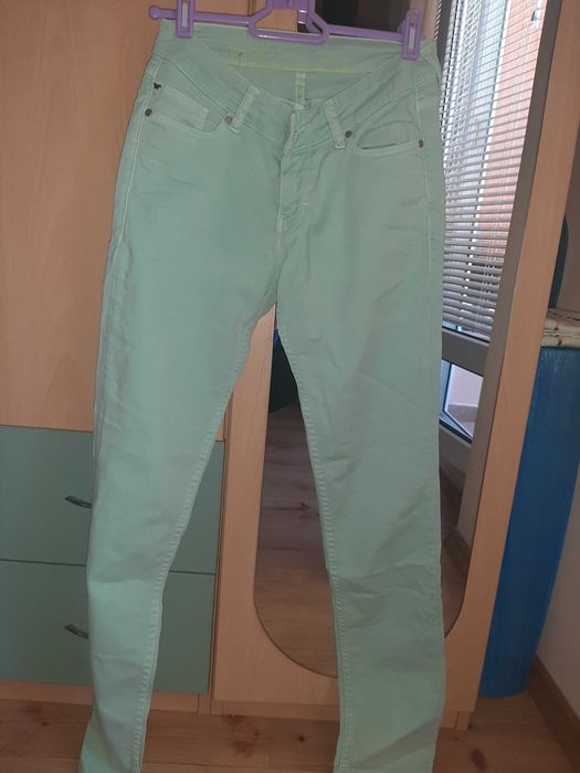 Продавам мента цвят панталон/дънки Mustang