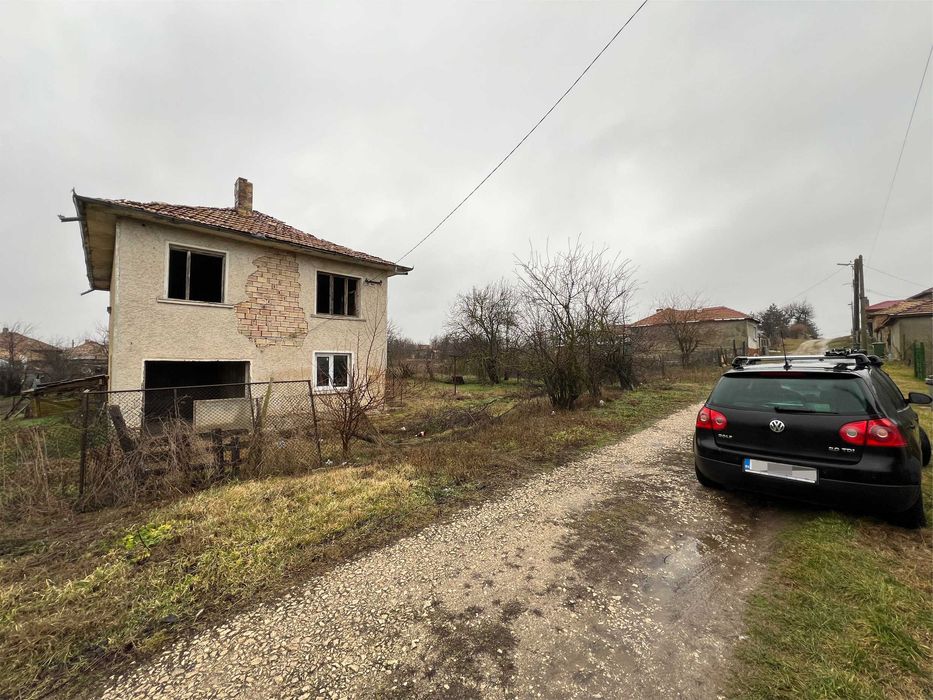 ПРОДАВА двуетажна, тухлена КЪЩА на плоча в с. Цани Гинчево, обл. Шумен