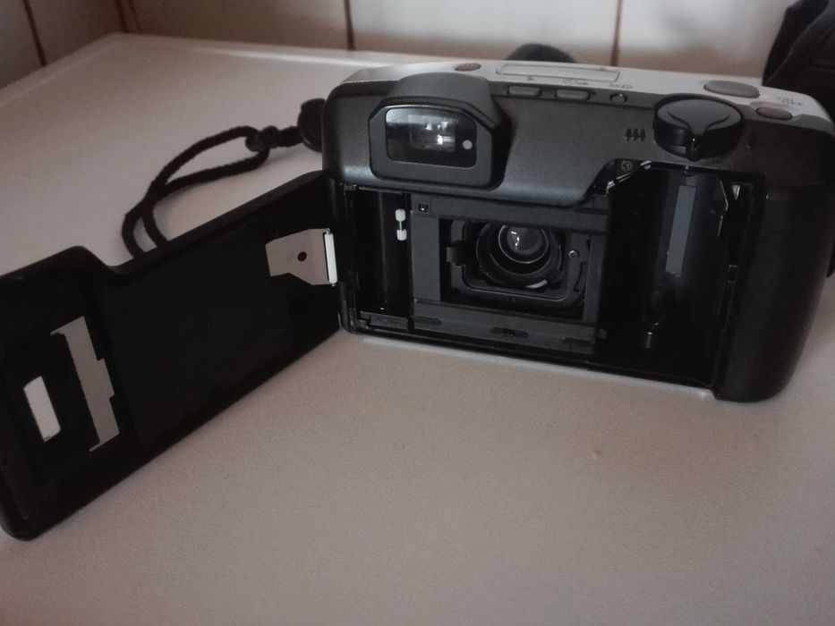 Старо радио GRUNDIG и фотоапарат PENTAX .